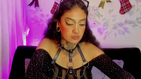 Cata green model independient online show from 12-16-24, 10:45