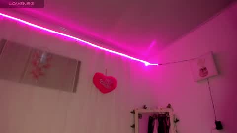 Snapshot of catalina_and_roger chatting on 02-10-25, 06:03 Cata y Roger online show from 02-10-25, 06:03