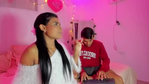 Snapshot of catalina_and_roger chatting on 02-15-25, 04:25 Cata y Roger online show from 02-15-25, 04:25