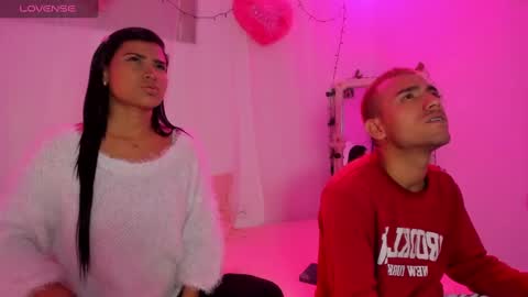 Snapshot of catalina_and_roger chatting on 02-25-25, 04:35 Cata y Roger online show from 02-25-25, 04:35