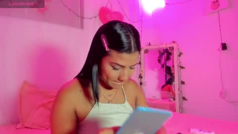 Snapshot of catalina_and_roger chatting on 03-03-25, 04:03 Cata y Roger online show from 03-03-25, 04:03