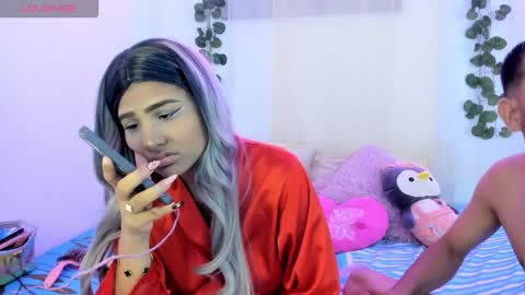 Snapshot of catalina_and_roger chatting on 10-25-25, 02:08 Cata y Roger online show from 10-25-25, 02:08