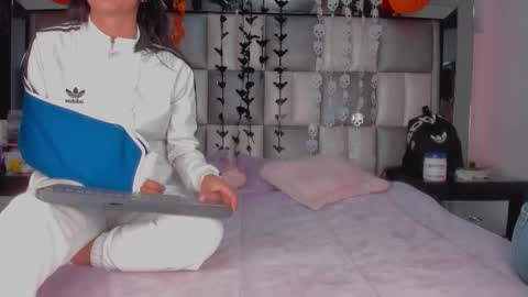 Snapshot of catalina_jade chatting on 10-24-25, 03:41 Cata online show from 10-24-25, 03:41