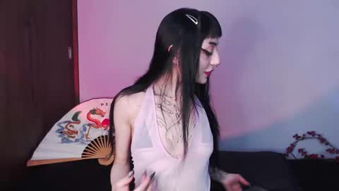 Snapshot of cati_petite chatting on 01-11-25, 09:04 Cati help me reach my goal of 100 thumbs up again 3 online show from 01-11-25, 09:04