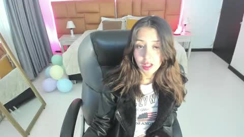 catti_brie_ online show from 04-28-26, 11:37