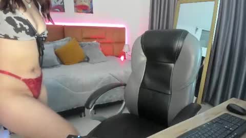 catti_brie_ online show from 06-17-26, 11:45