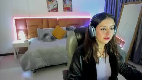 catti_brie_ online show from 06-23-26, 11:30