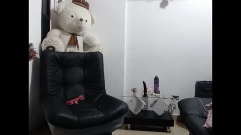 Snapshot of cecihotty4u chatting on 09-14-25, 01:27 ceci online show from 09-14-25, 01:27