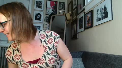 Snapshot of cecilysaintclaire chatting on 12-28-24, 01:38 Cecily Saint Claire online show from 12-28-24, 01:38