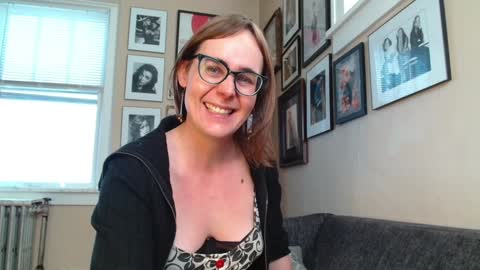 Snapshot of cecilysaintclaire chatting on 02-06-25, 04:58 Cecily Saint Claire online show from 02-06-25, 04:58