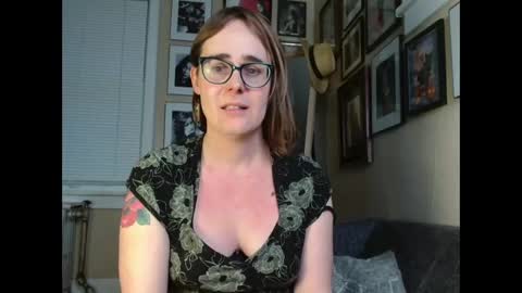 Snapshot of cecilysaintclaire chatting on 03-12-25, 01:51 Cecily Saint Claire online show from 03-12-25, 01:51