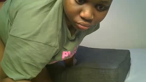 Snapshot of ceepretty25 chatting on 05-19-26, 01:56 ceepretty25 online show from 05-19-26, 01:56