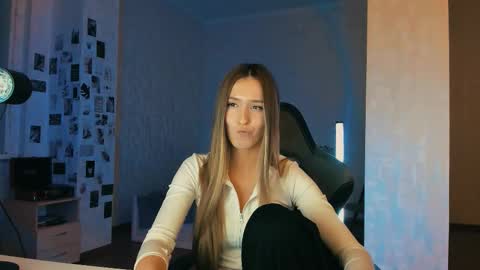 Snapshot of cexsuline chatting on 12-05-25, 08:16 my name is Eva online show from 12-05-25, 08:16