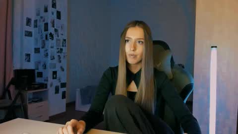 Snapshot of cexsuline chatting on 12-13-25, 08:25 my name is Eva online show from 12-13-25, 08:25