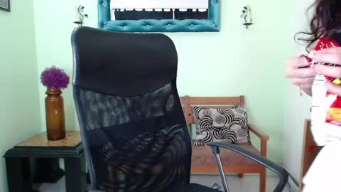 Snapshot of chalonvera chatting on 05-27-26, 07:55 Chalon online show from 05-27-26, 07:55