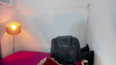Snapshot of chantal_fuck chatting on 05-18-26, 11:32 chantal_fuck online show from 05-18-26, 11:32