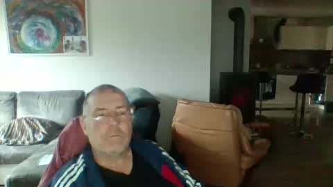 Snapshot of charles6064 chatting on 12-20-24, 09:54 charles6064 online show from 12-20-24, 09:54