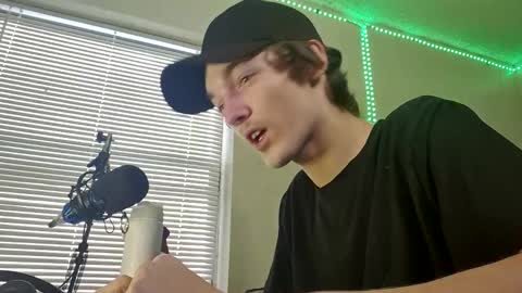 Snapshot of charlied09302 chatting on 10-28-25, 09:17 char sexiness online show from 10-28-25, 09:17