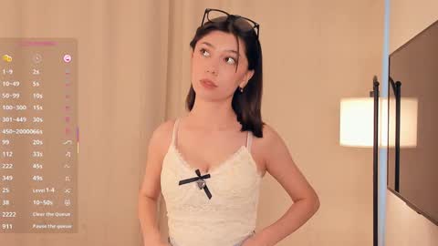 Snapshot of charlinepiker chatting on 01-12-26, 08:41 Yumi online show from 01-12-26, 08:41