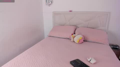 Snapshot of charlote_cowell_sub_ chatting on 04-06-26, 04:30 online show from 04-06-26, 04:30