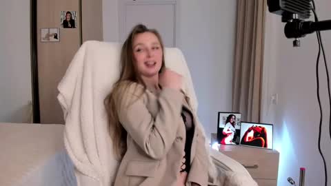 CharlottaWells online show from 11-13-25, 03:11