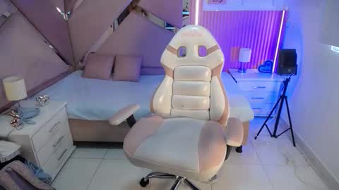 Snapshot of charlotte__ebony_ chatting on 10-11-25, 01:09 Charlotte online show from 10-11-25, 01:09