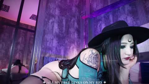 Snapshot of charlotte_germanotta_ chatting on 10-24-25, 05:09 Charlotte online show from 10-24-25, 05:09
