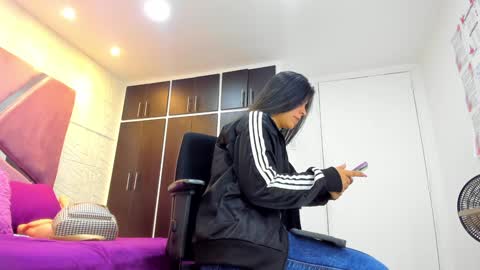 Snapshot of charlotte_icee chatting on 02-03-25, 04:10 Charlotte Icee online show from 02-03-25, 04:10