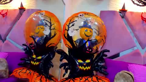 Snapshot of charlotte_icee chatting on 10-18-25, 05:14 Charlotte Icee online show from 10-18-25, 05:14