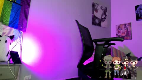 Snapshot of charlotte_joestar chatting on 11-08-25, 01:44 Charlie online show from 11-08-25, 01:44