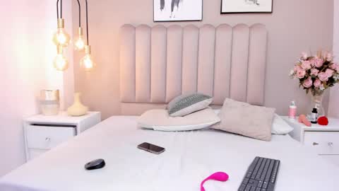 Snapshot of charlottee_evans1 chatting on 09-19-25, 01:34 charlottee_evans1 online show from 09-19-25, 01:34