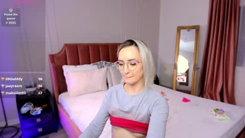 Snapshot of charming_annye chatting on 01-06-25, 09:43 Annye online show from 01-06-25, 09:43