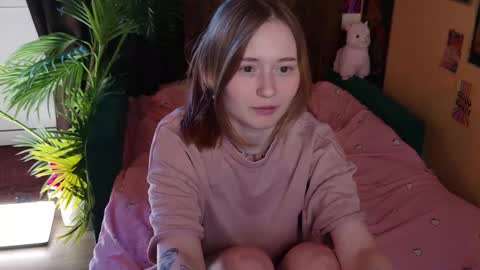 Snapshot of charming_lilly chatting on 02-20-25, 01:19 Lissa online show from 02-20-25, 01:19