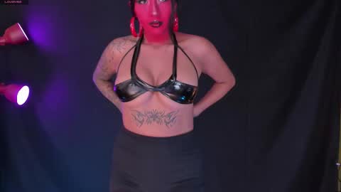 Snapshot of charming_snake_ chatting on 10-31-25, 08:43 Victoria online show from 10-31-25, 08:43