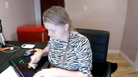 Snapshot of chealsiek chatting on 10-26-25, 01:00 chealsiek online show from 10-26-25, 01:00