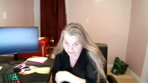 Snapshot of chealsiek chatting on 10-27-25, 12:15 chealsiek online show from 10-27-25, 12:15