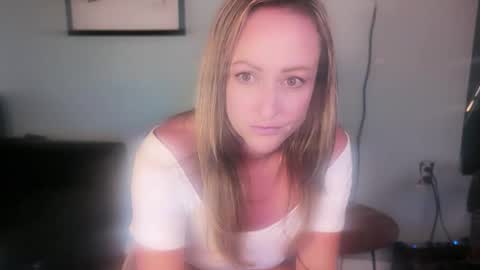Snapshot of chelseelynn chatting on 10-22-25, 04:24 chelsee lynn online show from 10-22-25, 04:24