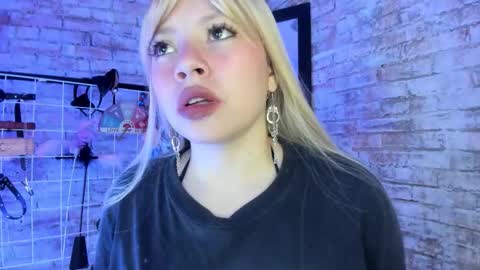 Snapshot of cherry_xoxx chatting on 11-03-25, 12:06 online show from 11-03-25, 12:06