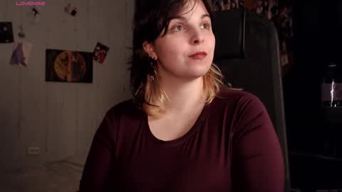 Snapshot of chill_saya chatting on 12-17-25, 09:10 Saya online show from 12-17-25, 09:10