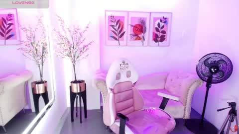 Snapshot of chloe_meoww chatting on 05-18-26, 11:49 Chloe online show from 05-18-26, 11:49