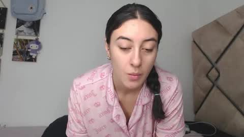 Snapshot of chloe_vahos chatting on 10-10-25, 01:32 Chloe  online show from 10-10-25, 01:32