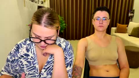 Snapshot of chloe_x_ chatting on 04-19-26, 06:10 Eva and Sandra online show from 04-19-26, 06:10