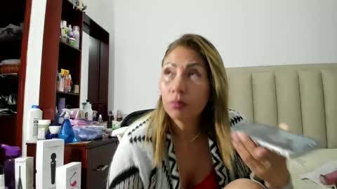 Snapshot of chloemiller__ chatting on 03-06-25, 03:57 chloemiller   online show from 03-06-25, 03:57