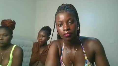 Snapshot of chocolate_iva chatting on 10-17-25, 09:06 Iva online show from 10-17-25, 09:06