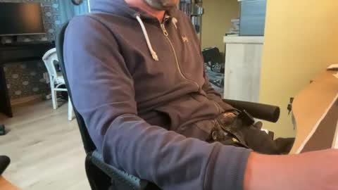 Snapshot of chris13abcd chatting on 11-20-25, 02:28 chris13abcd online show from 11-20-25, 02:28