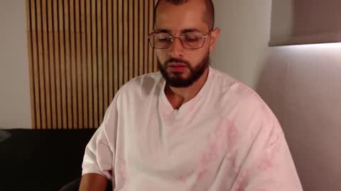 cris         Twitter magnum101010 insta magnumc20 online show from 10-24-25, 03:08