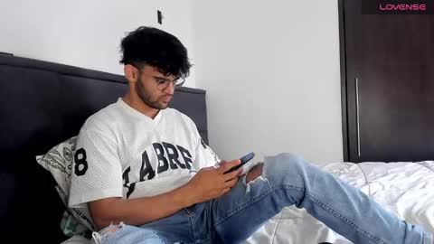 Im Chirs IM MODEL INDEPENDT online show from 12-31-24, 06:57