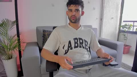 Im Chirs IM MODEL INDEPENDT online show from 01-07-25, 04:05