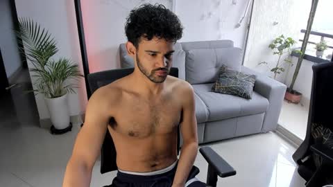 Im Chirs IM MODEL INDEPENDT online show from 02-06-25, 03:31