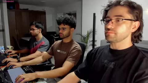 Im Chirs IM MODEL INDEPENDT online show from 02-25-25, 01:09